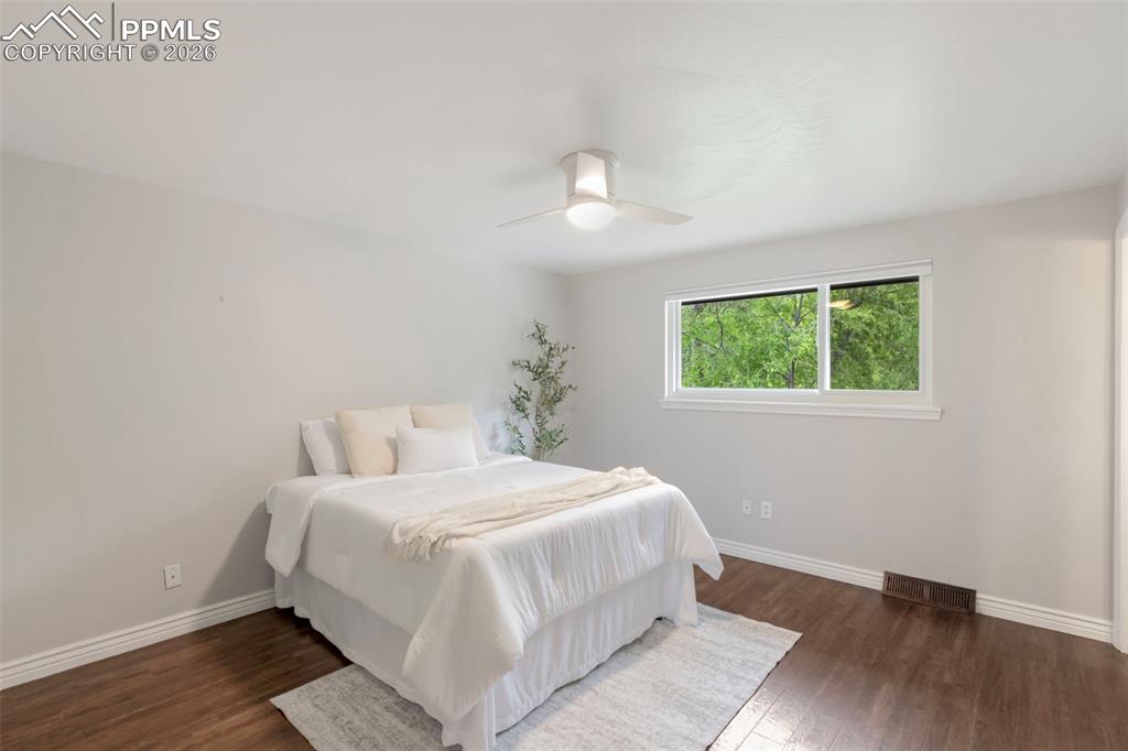 Image 12 of 36: Bedroom