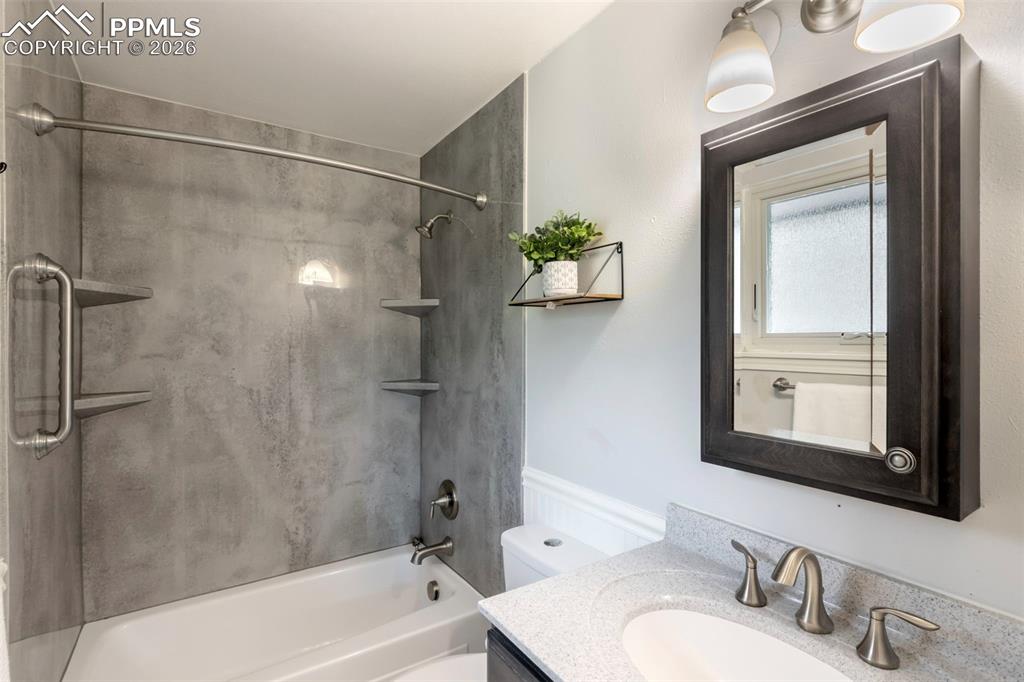 Image 15 of 36: Bathroom