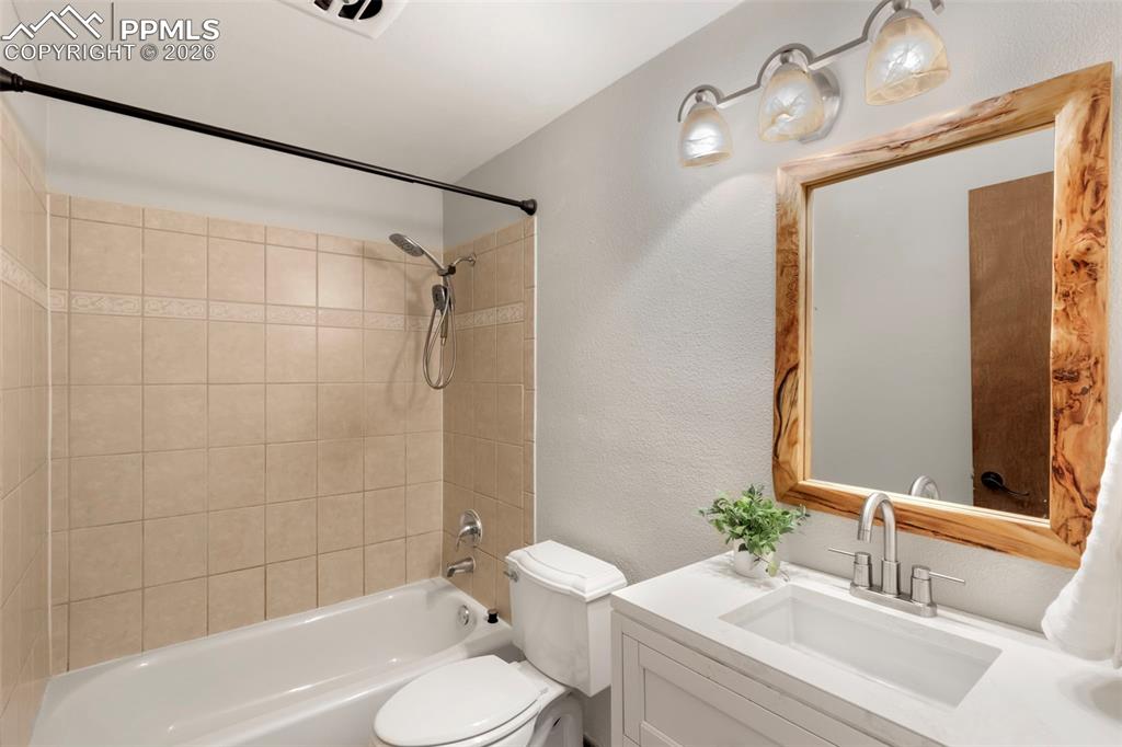 Image 20 of 36: Bathroom