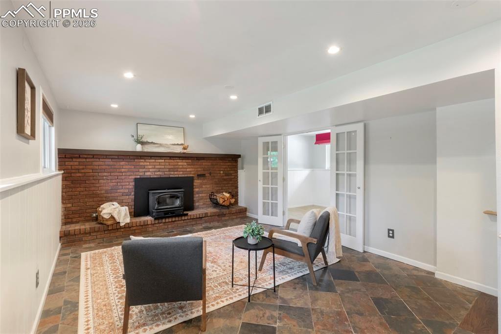 Image 22 of 36: Living Room