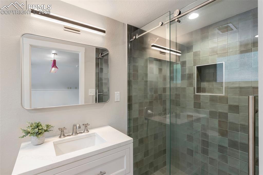 Image 26 of 36: Bathroom