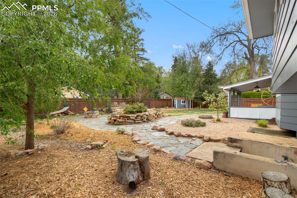 Image 34 of 36: Yard