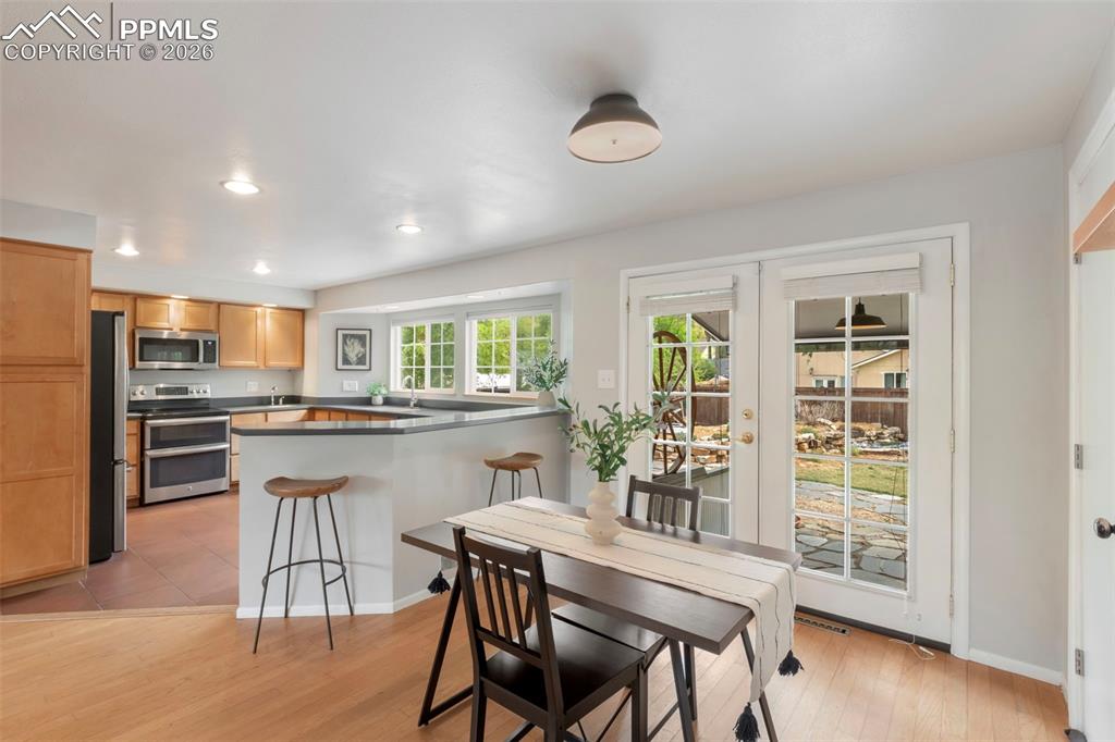 Image 7 of 36: Dining Area