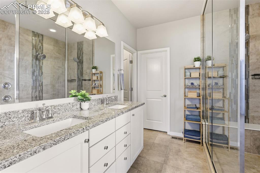 Image 16 of 34: Double sinks and granite countertops