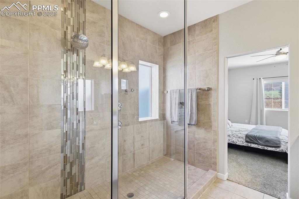 Image 17 of 34: Bathroom