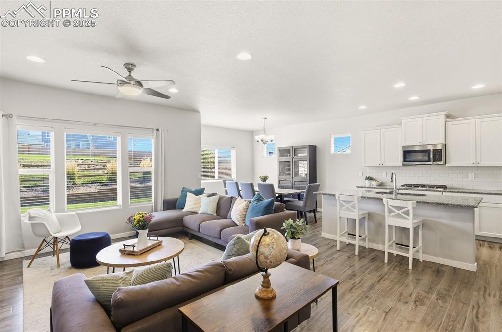 Image 5 of 34: Open and spacious great room