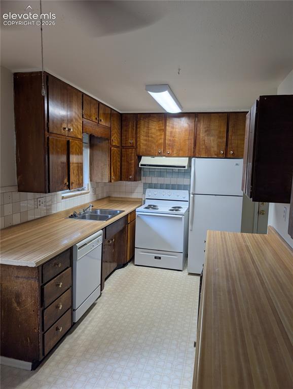 Image 11 of 27: Kitchen