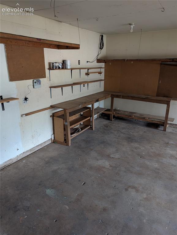 Image 12 of 27: Garage