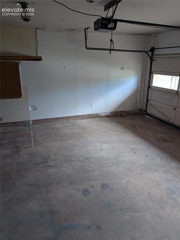 Image 13 of 27: Garage