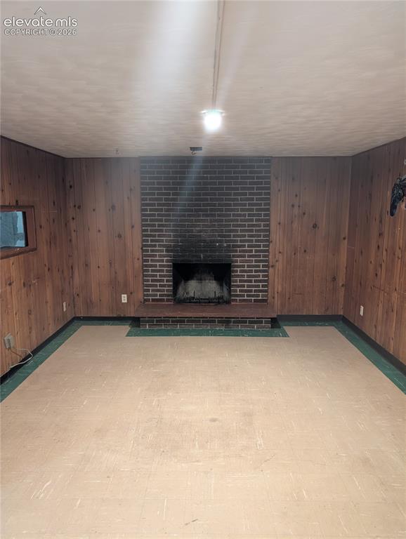 Image 14 of 27: Living Room