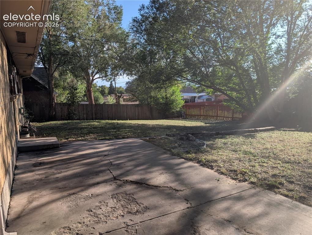 Image 24 of 27: Yard