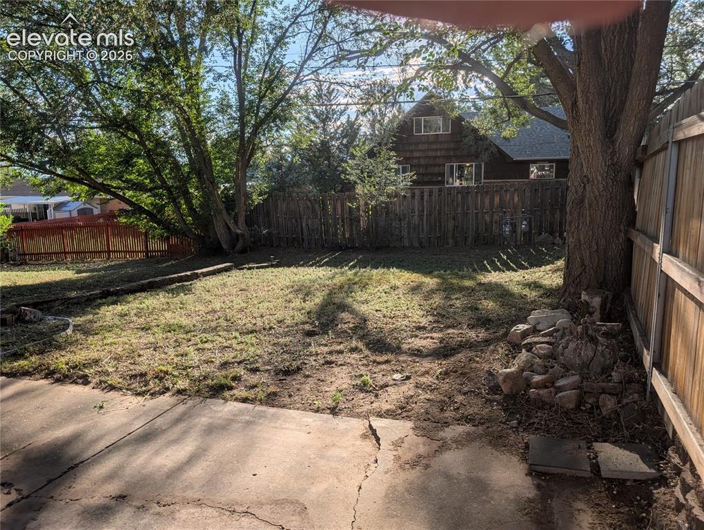 Image 25 of 27: Yard