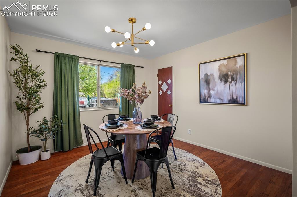 Image 14 of 39: Dining Area