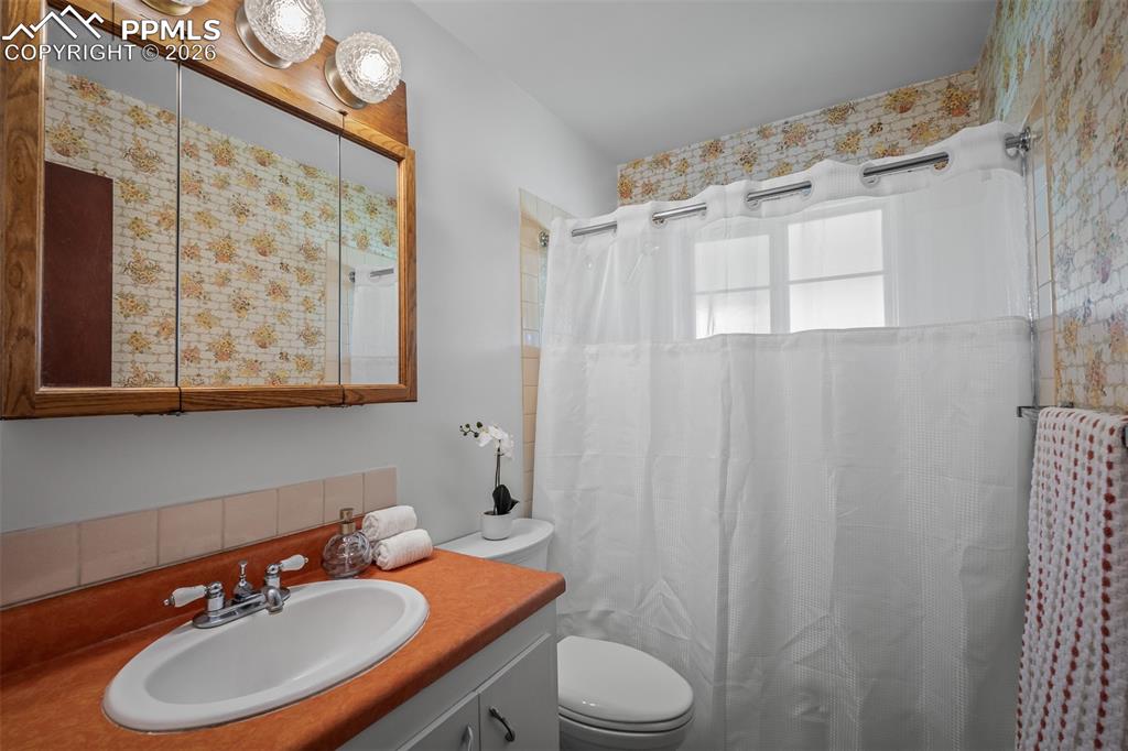 Image 24 of 39: Bathroom