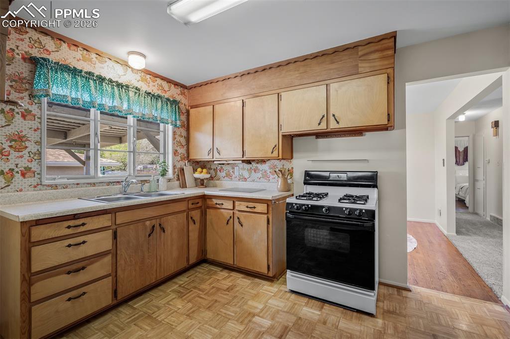 Image 25 of 39: Kitchen