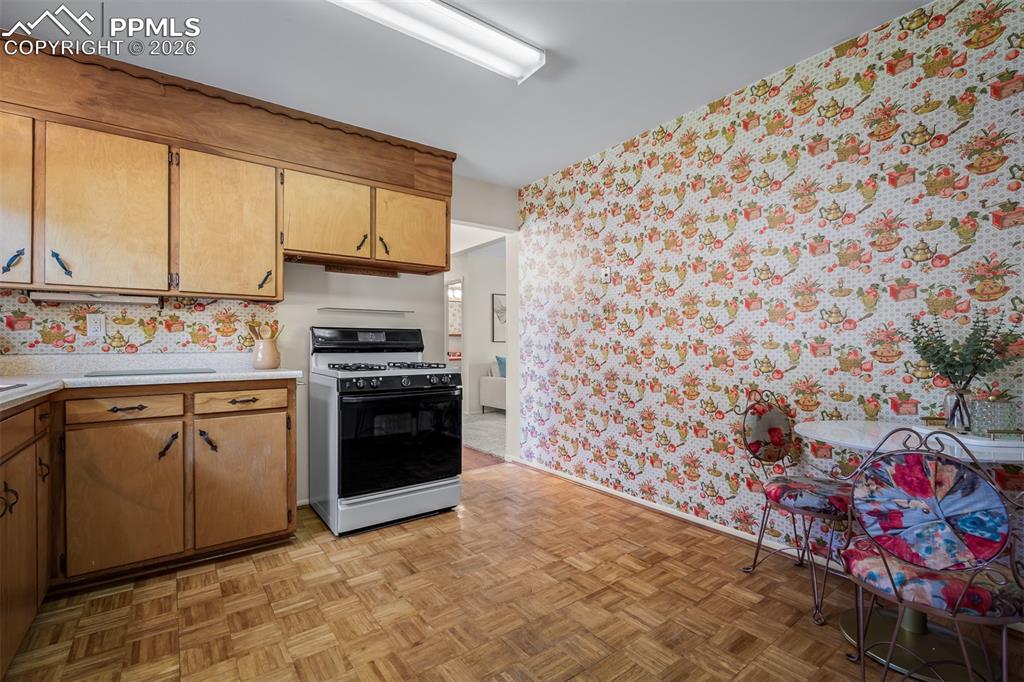 Image 26 of 39: Kitchen