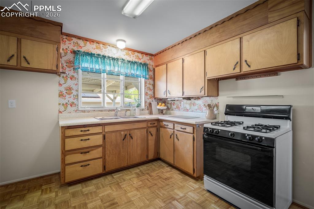 Image 27 of 39: Kitchen