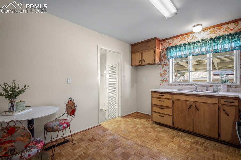 Image 28 of 39: Kitchen