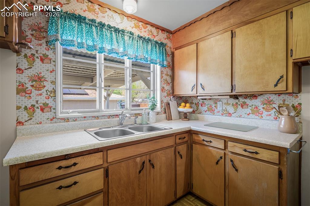 Image 29 of 39: Kitchen