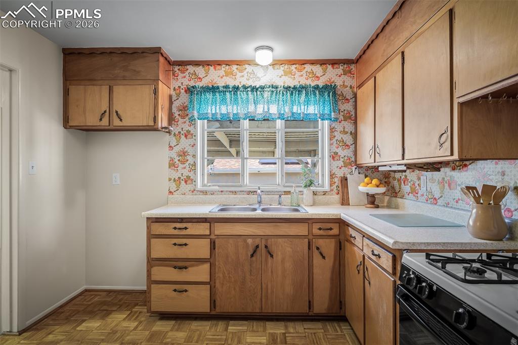 Image 30 of 39: Kitchen