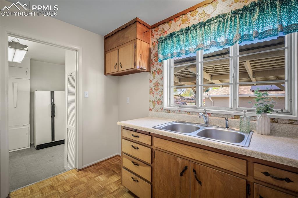 Image 31 of 39: Kitchen