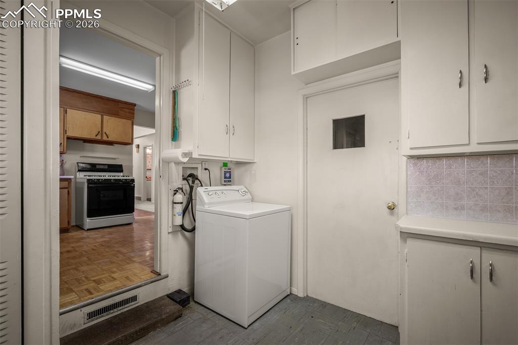 Image 32 of 39: Laundry