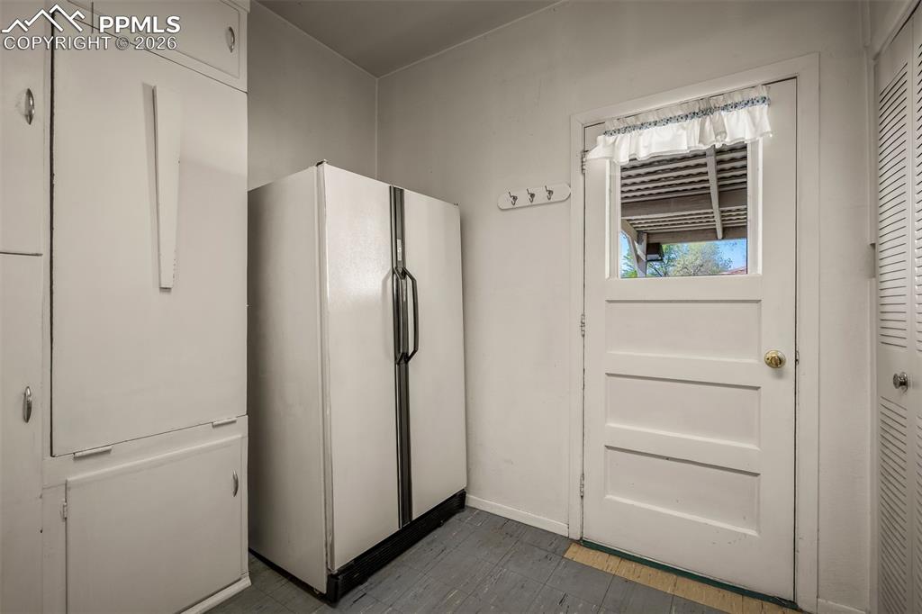 Image 33 of 39: Kitchen