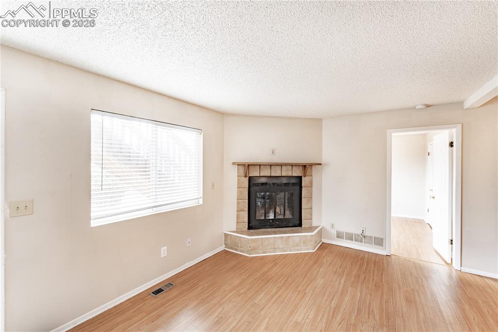 Image 25 of 45: Bottom unit (Before being rented***)