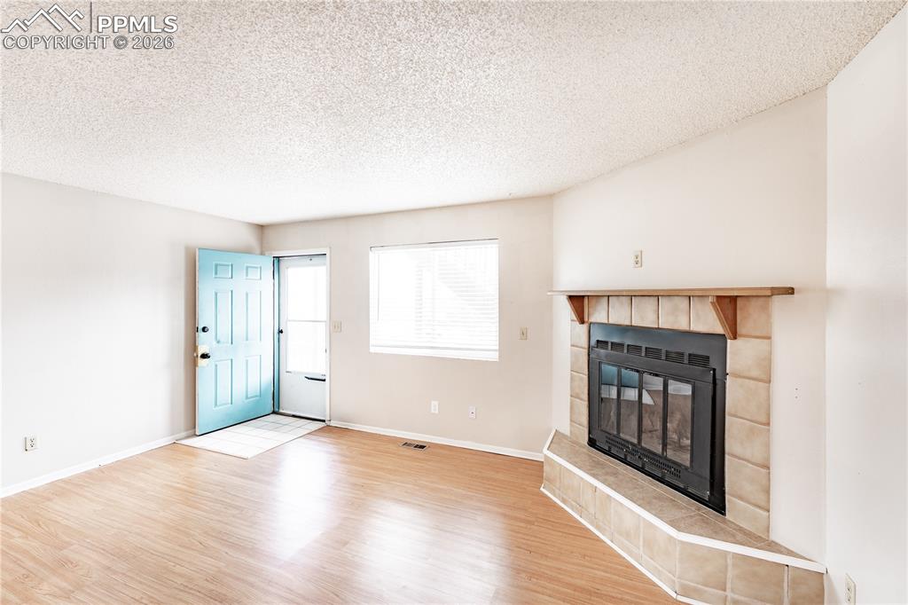 Image 26 of 45: Bottom unit (Before being rented***)