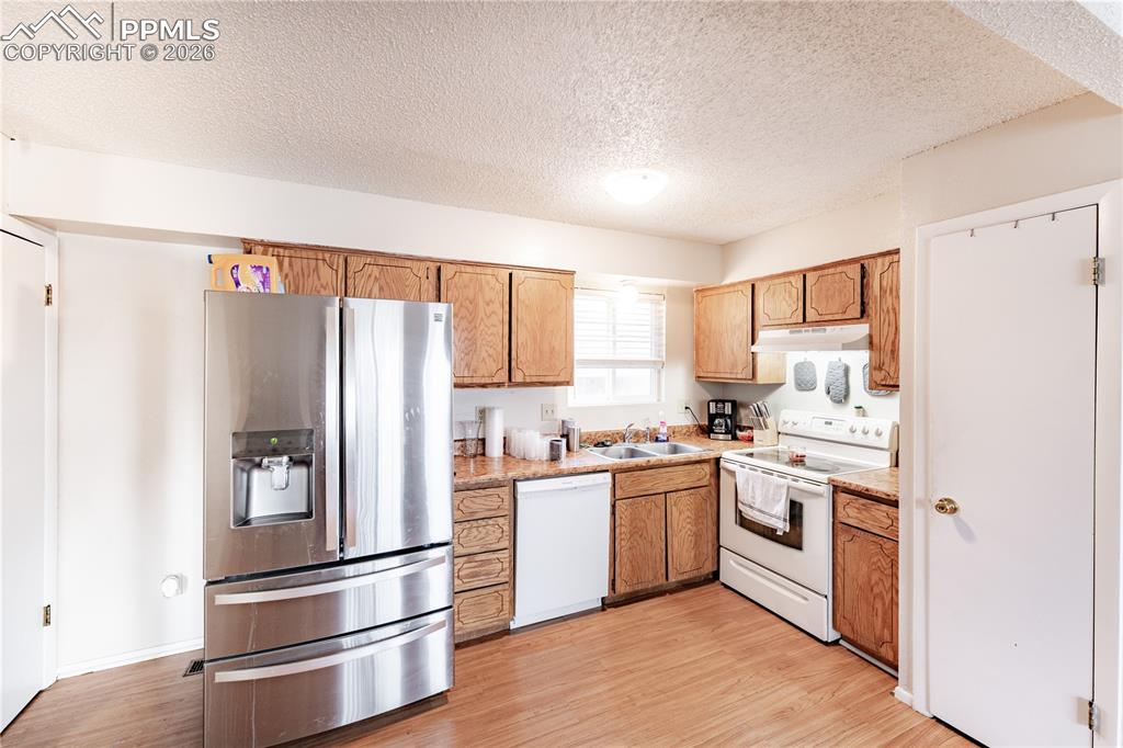 Image 27 of 45: Bottom unit (Before being rented***)