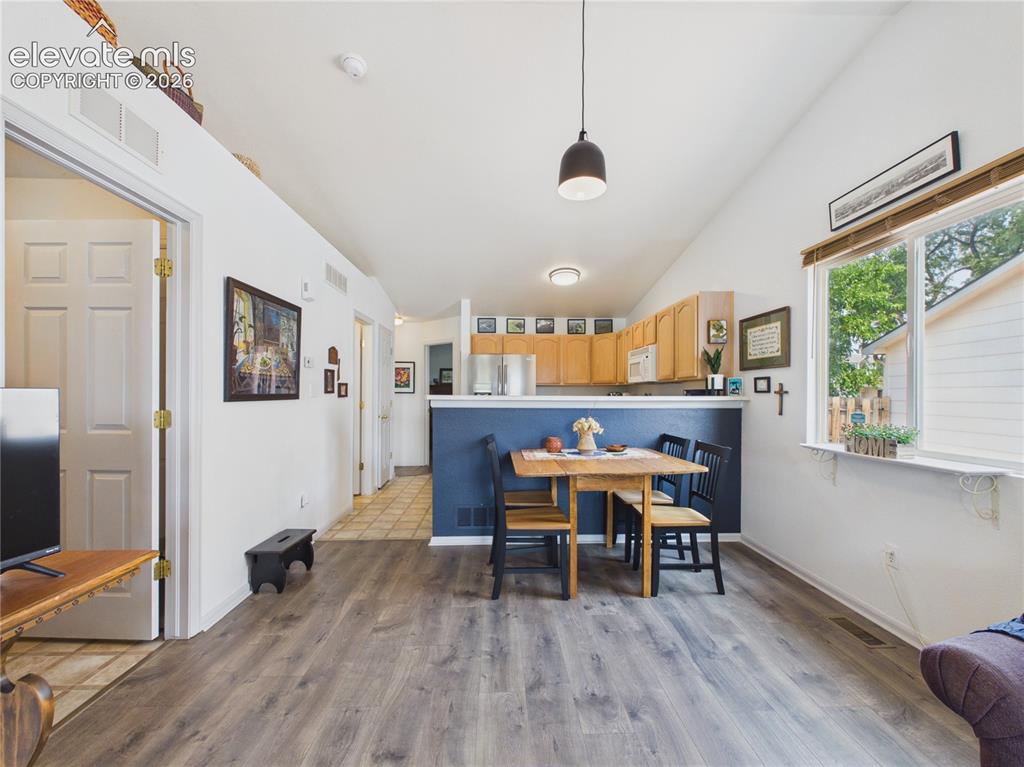 Image 15 of 36: Dining Area