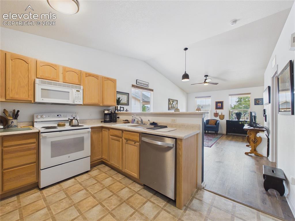Image 17 of 36: Kitchen