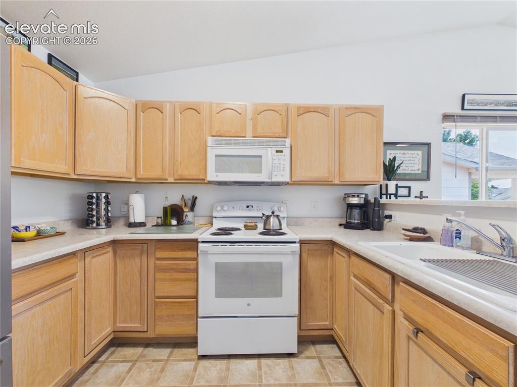 Image 18 of 36: Kitchen