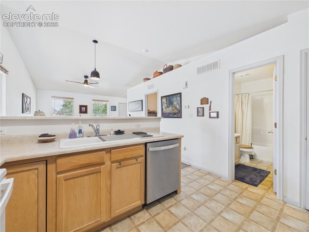 Image 19 of 36: Kitchen