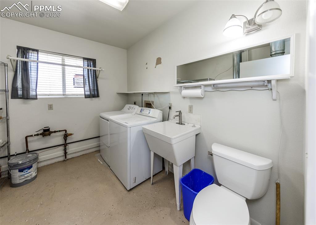 Image 16 of 39: Laundry off of garage