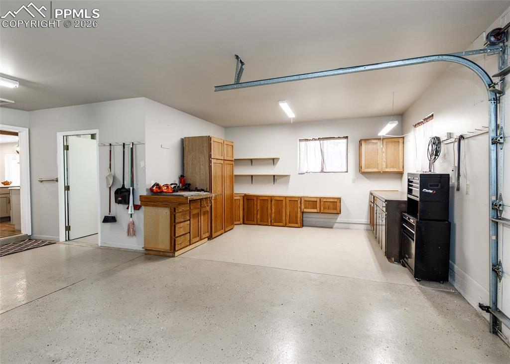 Image 19 of 39: L shaped shop garage