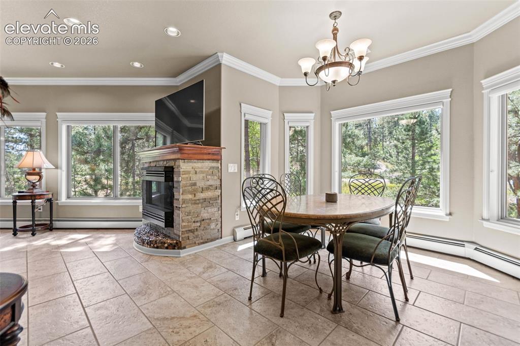 Image 15 of 50: Dining Area