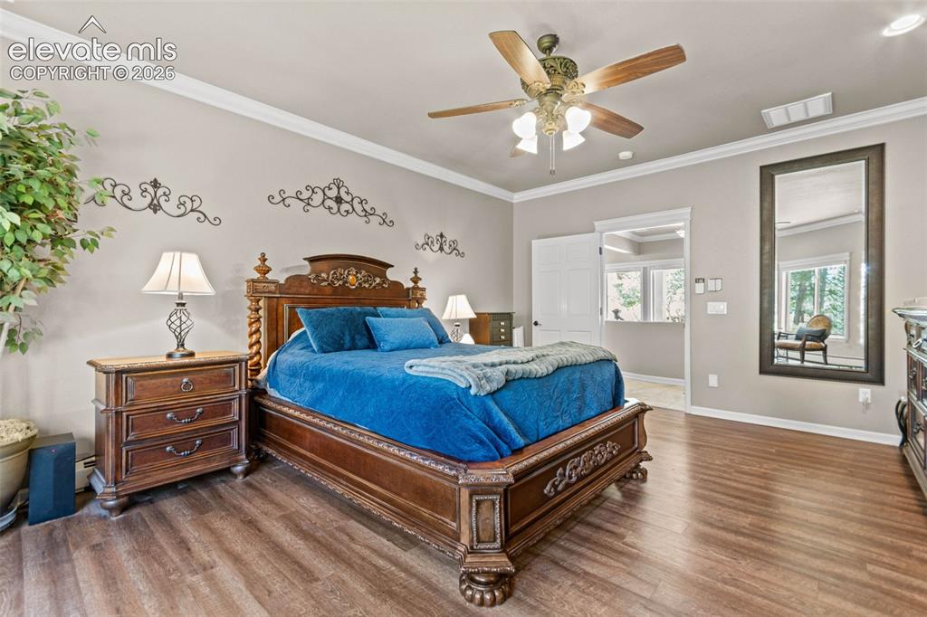 Image 16 of 50: Bedroom
