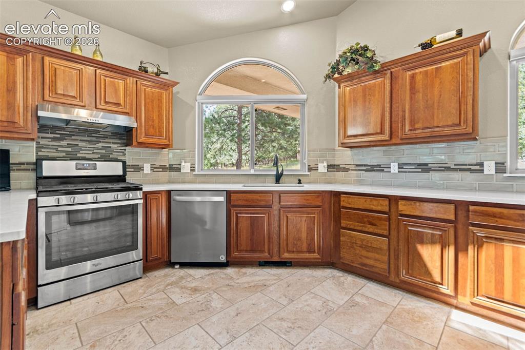 Image 8 of 50: Kitchen