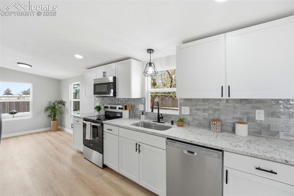 Image 14 of 43: Kitchen