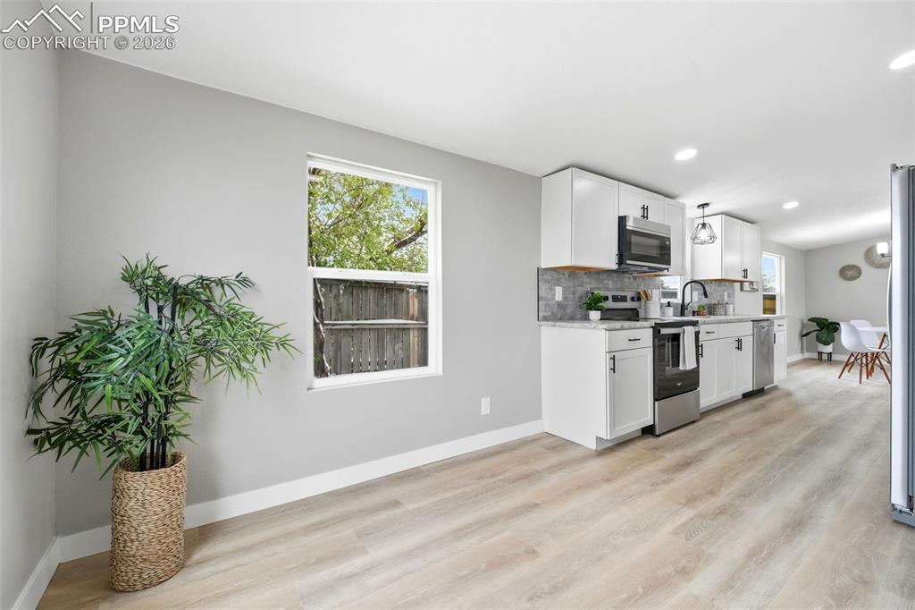 Image 15 of 43: Kitchen