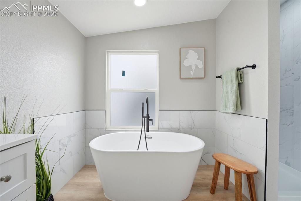 Image 20 of 43: Bathroom