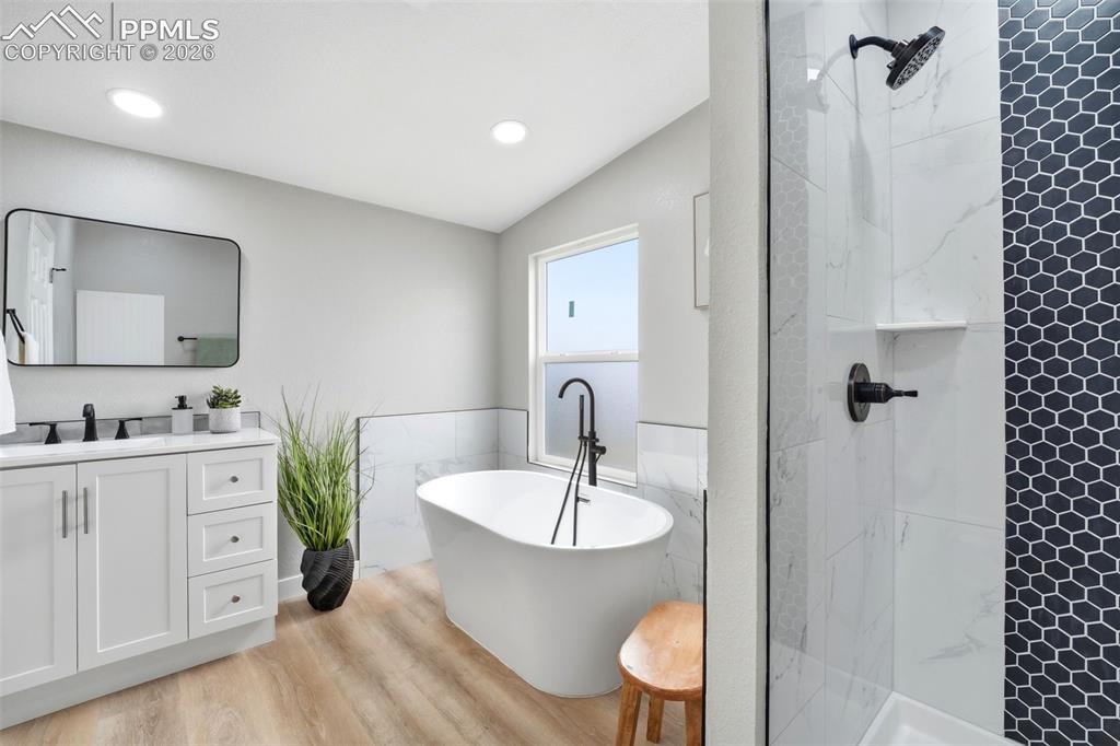 Image 22 of 43: Bathroom