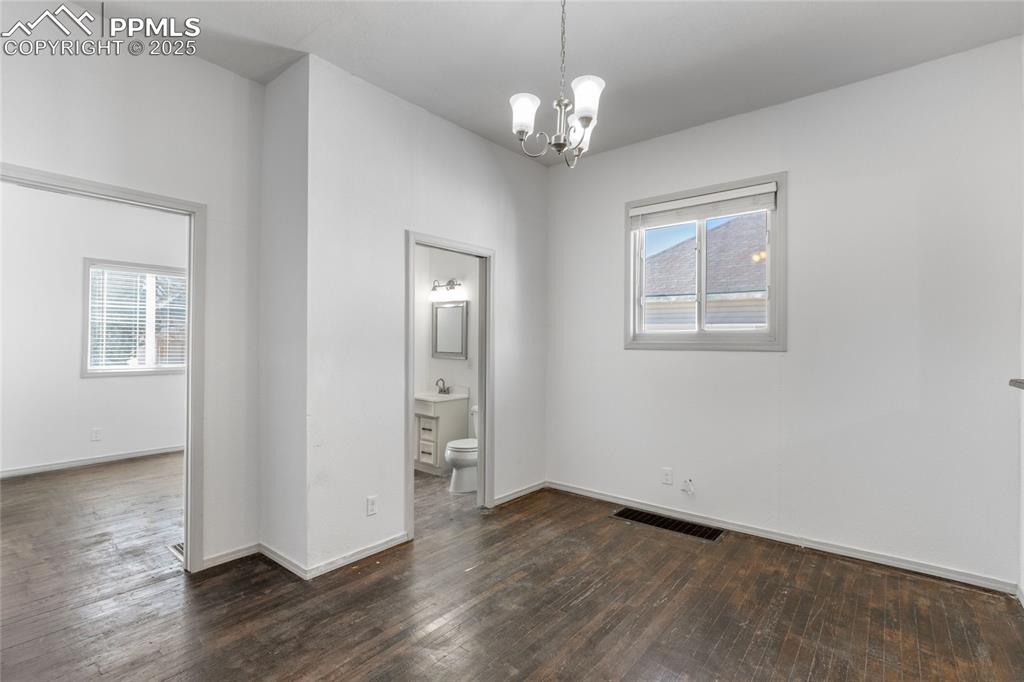 Image 22 of 38: Dining Area