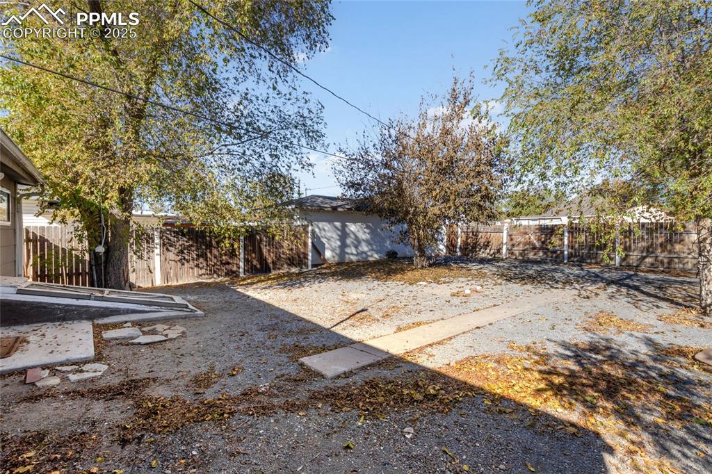 Image 34 of 38: Yard