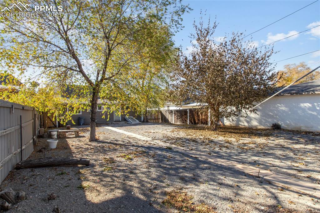 Image 37 of 38: Yard