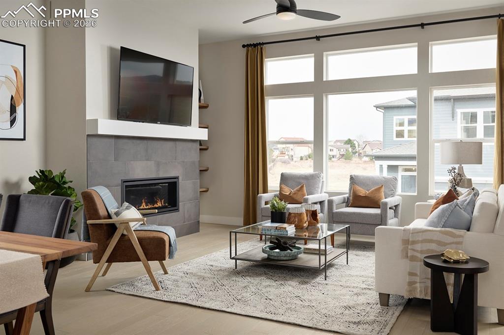 Image 2 of 10: Living Room