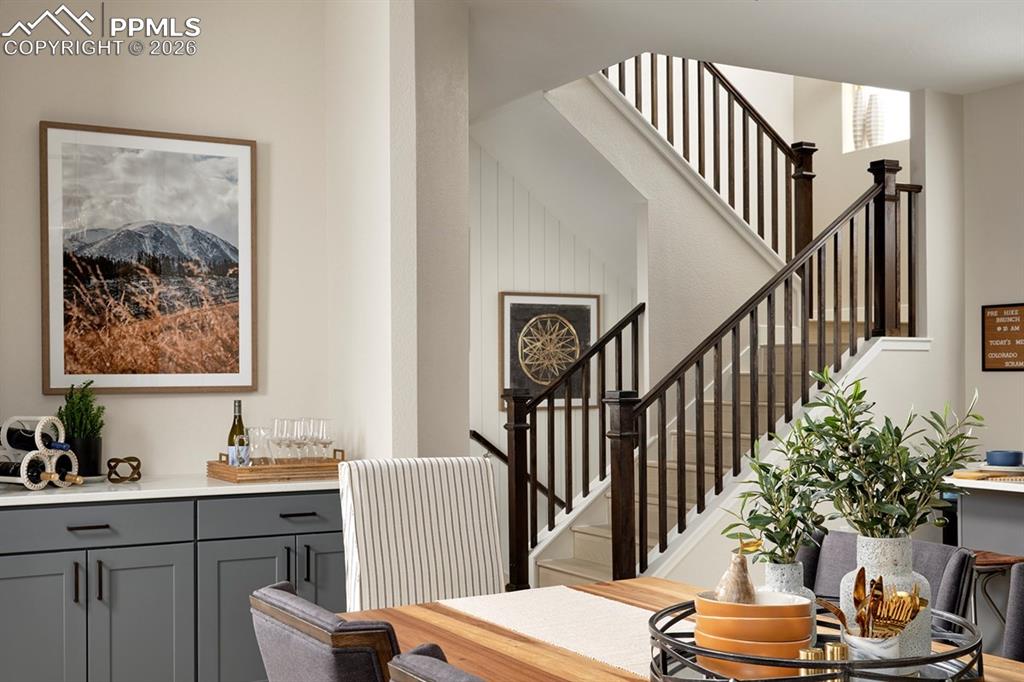 Image 6 of 10: Dining Area