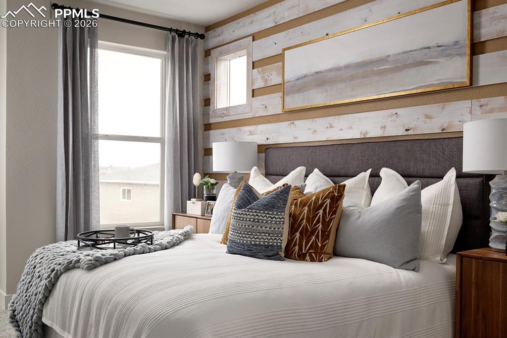 Image 7 of 10: Bedroom