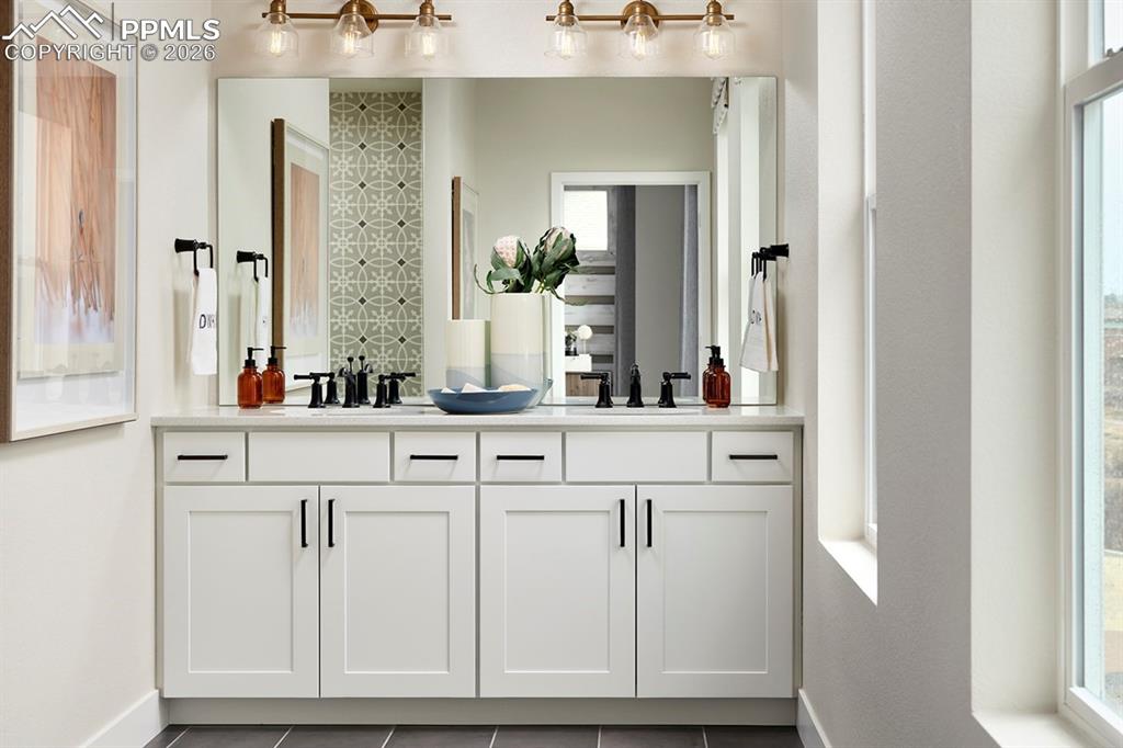 Image 8 of 10: Bathroom